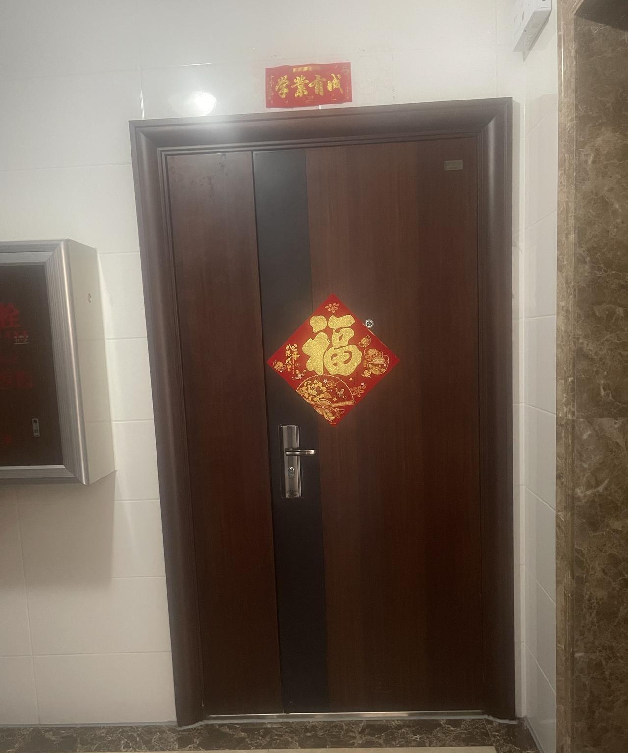 昨天晚上后半夜几乎没睡觉，睡梦中突然听到有恐怖的砸门声！紧接着又听到在楼道里唱那