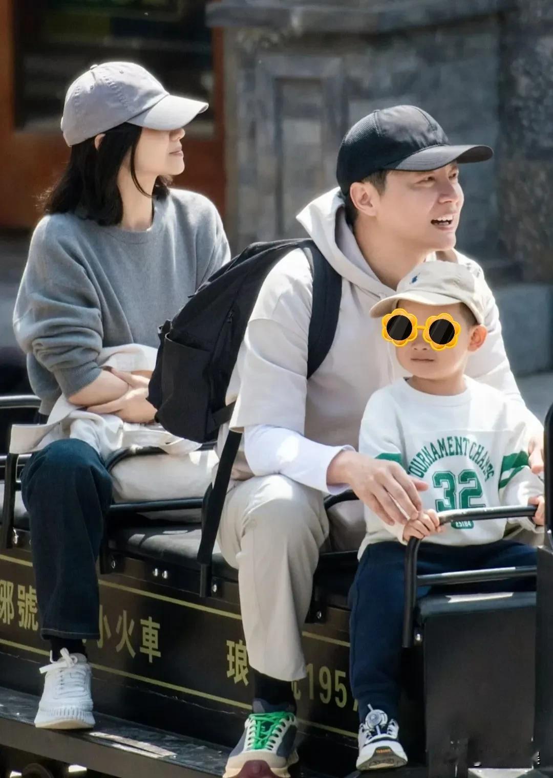 央视主持人任鲁豫，与老婆罕见同框，带着二胎儿子现身临沂琅琊古城。一家子三口坐着