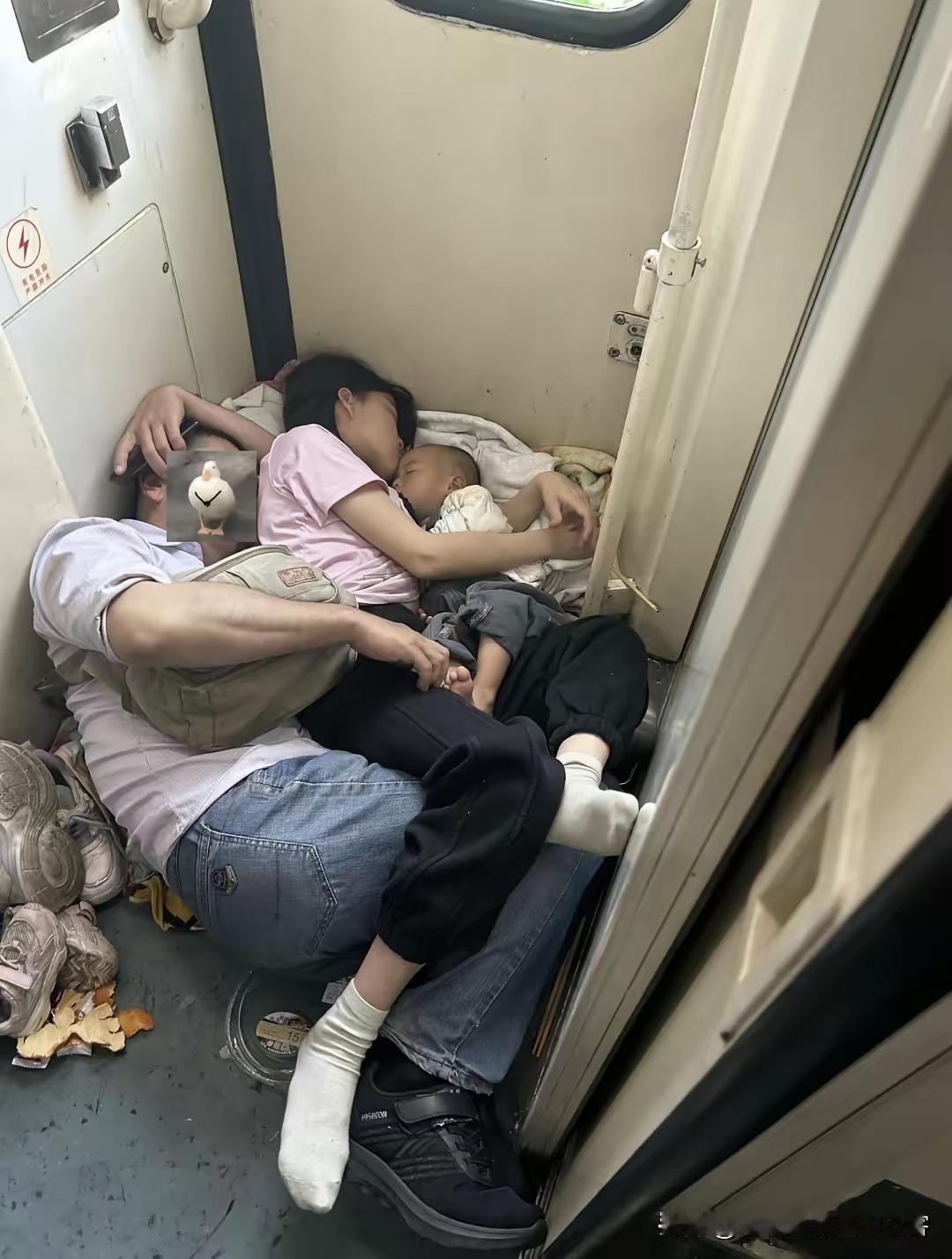 火车上见闻……有钱的话不用说高铁票，飞机票也不在话下，不至于一家三口憋屈在车厢