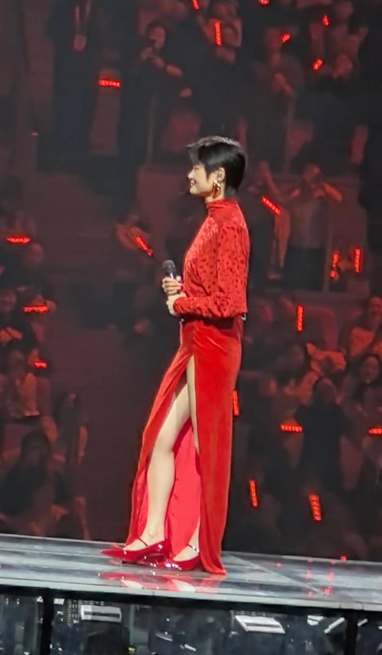 李宇春演唱会造型杀疯了，红色开叉裙配红色高跟美出新高度了！女人味十足的李宇春到底
