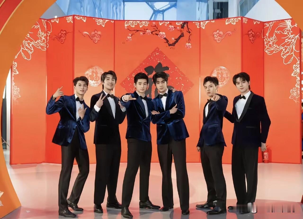 在湖南卫视《声鸣远扬》担任评委的殷秀梅兑现了在冠军夜时的承诺，真的将危晋宇、张卓