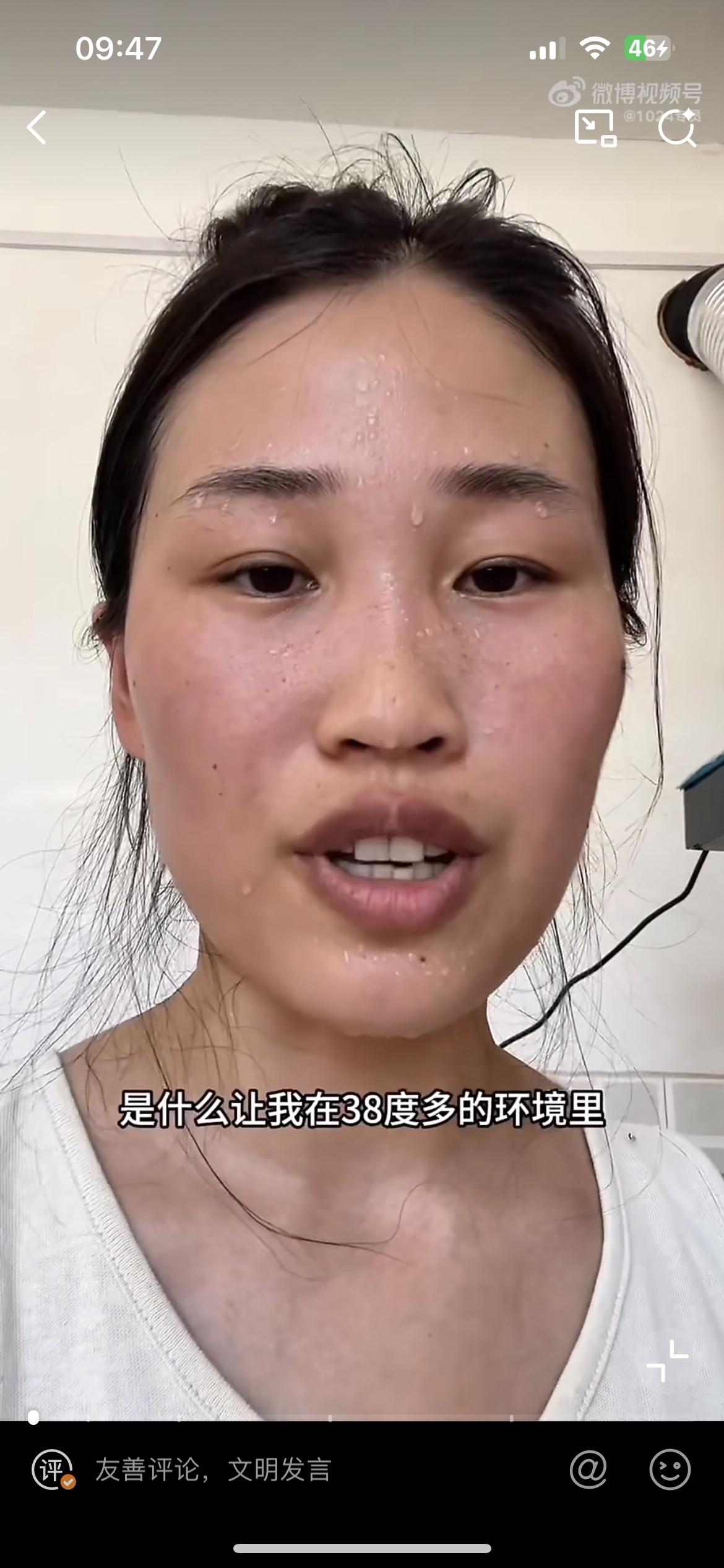 女子在厨房做饭惹了一身汗，却没想到招来了一堆集美女生的撕咬。这个女子说厨房里面有