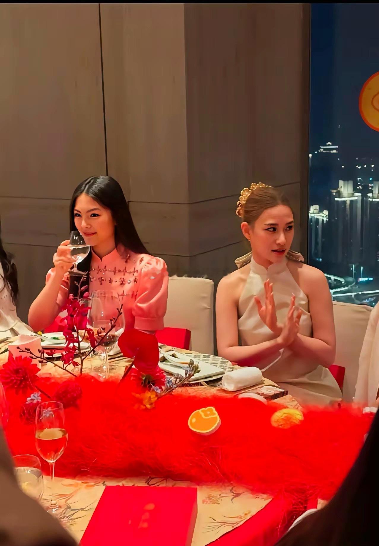 全网最会投胎的两位“千金”相聚了。李湘的女儿王诗龄和赌王女儿何超莲同场出席活动。