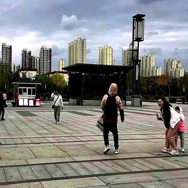 2025年五一假期，你来大同旅游会发现六大奇怪现象刚才在古城墙根下溜达碰见个本