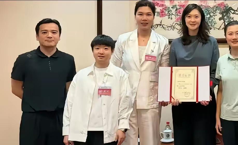 7月31日，终于等到莎莎露面了！她出席全国青年联合会活动，和各行各业优秀青年代表