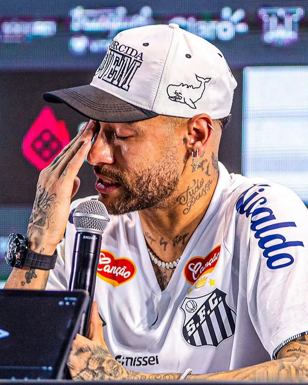 内马尔在桑托斯重伤期间（2025年11月半月板伤）确曾认真考虑退役，在父亲劝说下