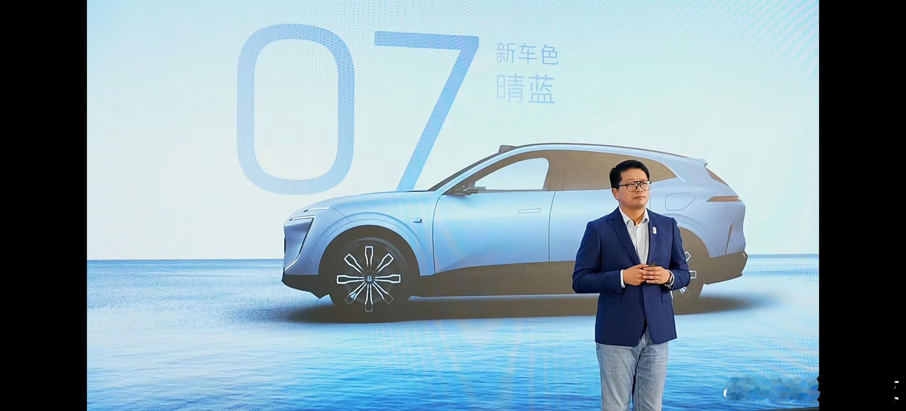 2026款阿维塔07升级项目还挺多，新车色“晴蓝”、新内饰色“岩棕”、新底盘，华