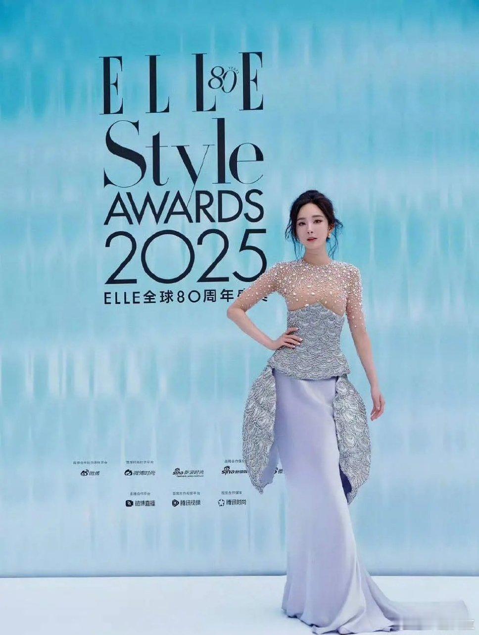 好诡异的衣服胸那里挤成啥样了​​​