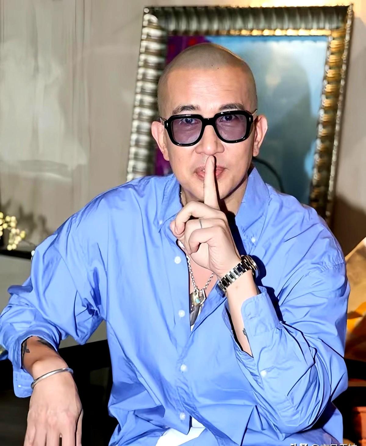 去年圣诞，S妈晒合照笑得像开滤镜，全网嗑“最甜女婿”。今年静悄悄？网友秒