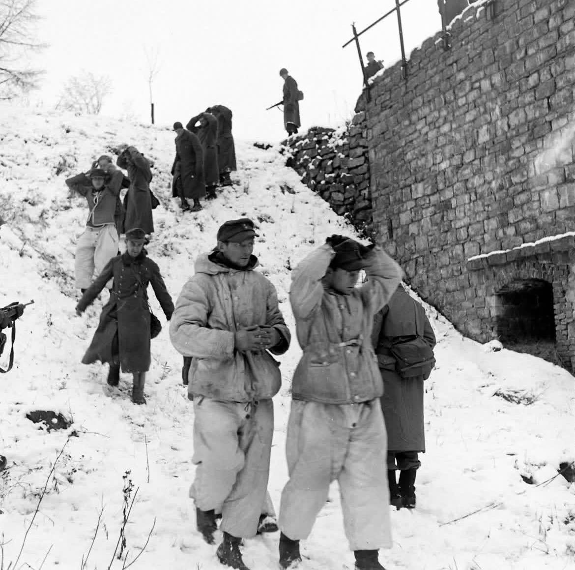 【来自投稿】1945年1月20日美军第二装甲师在比利时俘获一支德军小分队