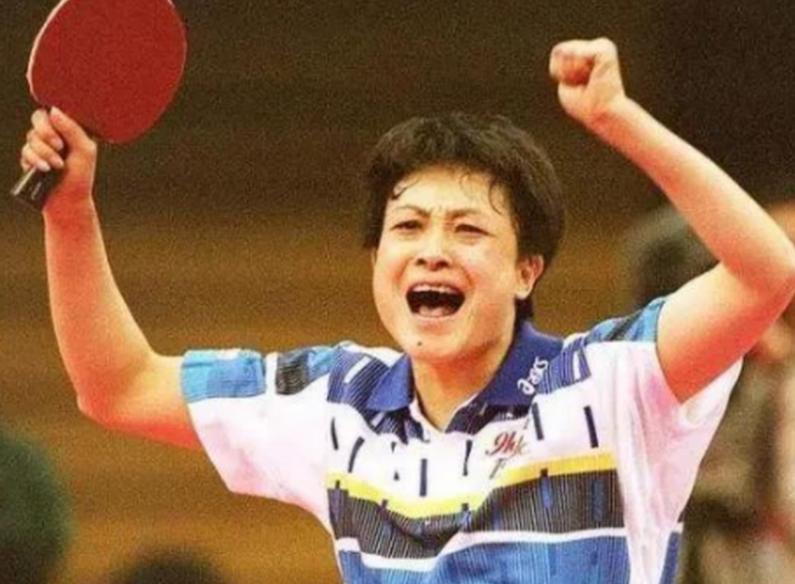 61岁何智丽想回上海养老，在大阪独居26年，护照上的名字仍是“小山智丽”，然而回
