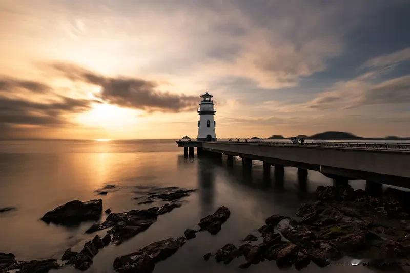 其实男人聪慧得很，他心里透亮，什么都明白，也什么都会做。他清楚你为何生气，也晓得