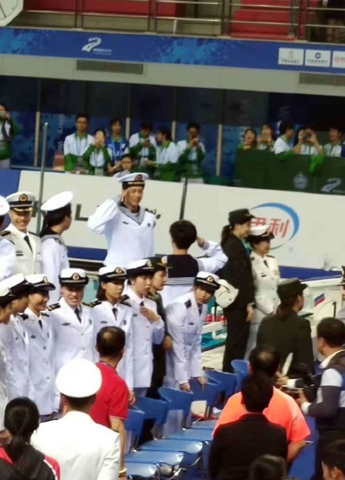 小海军在跟谁敬礼甬敢小兔