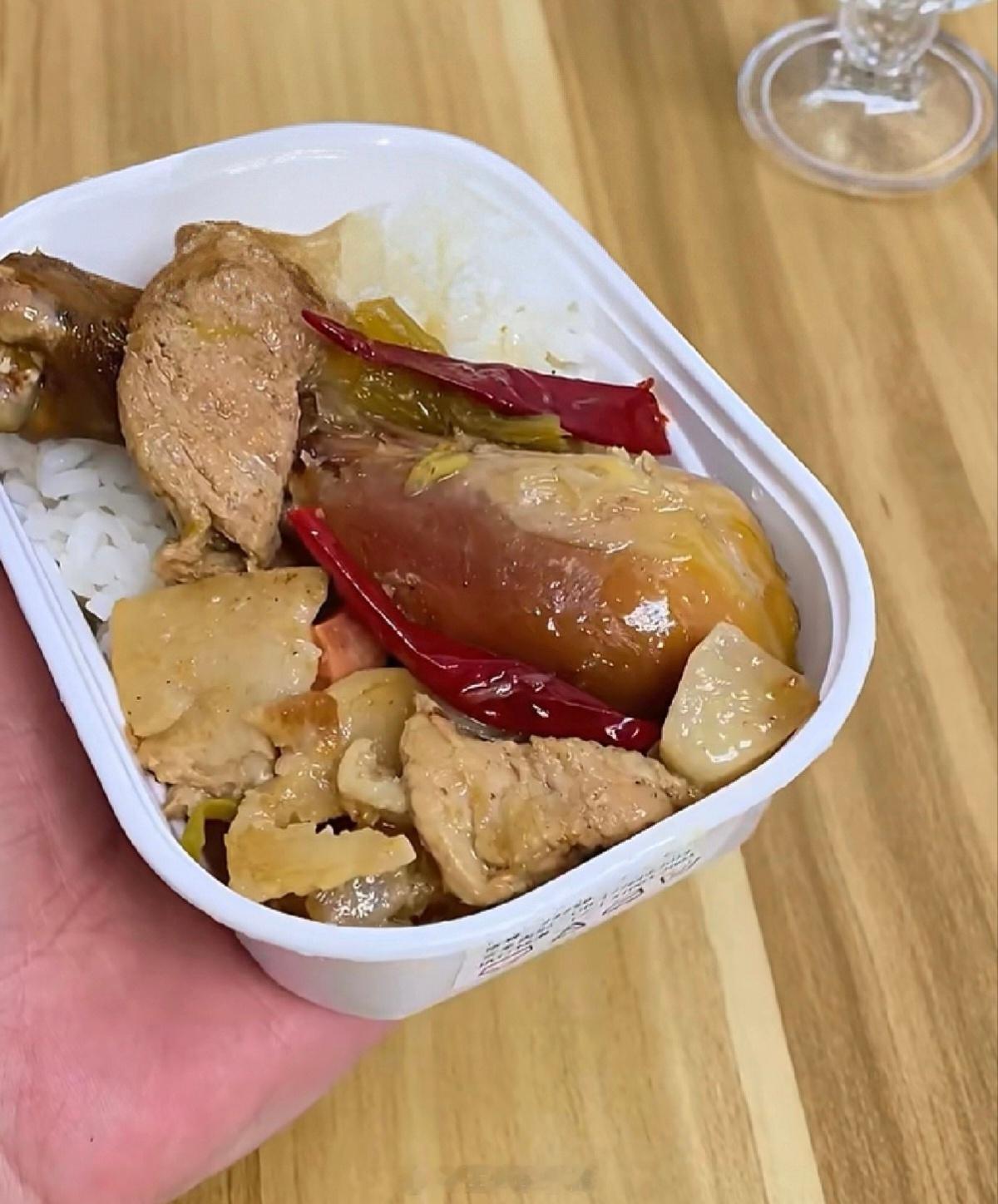 我第一眼甚至看成了大码肉铺。