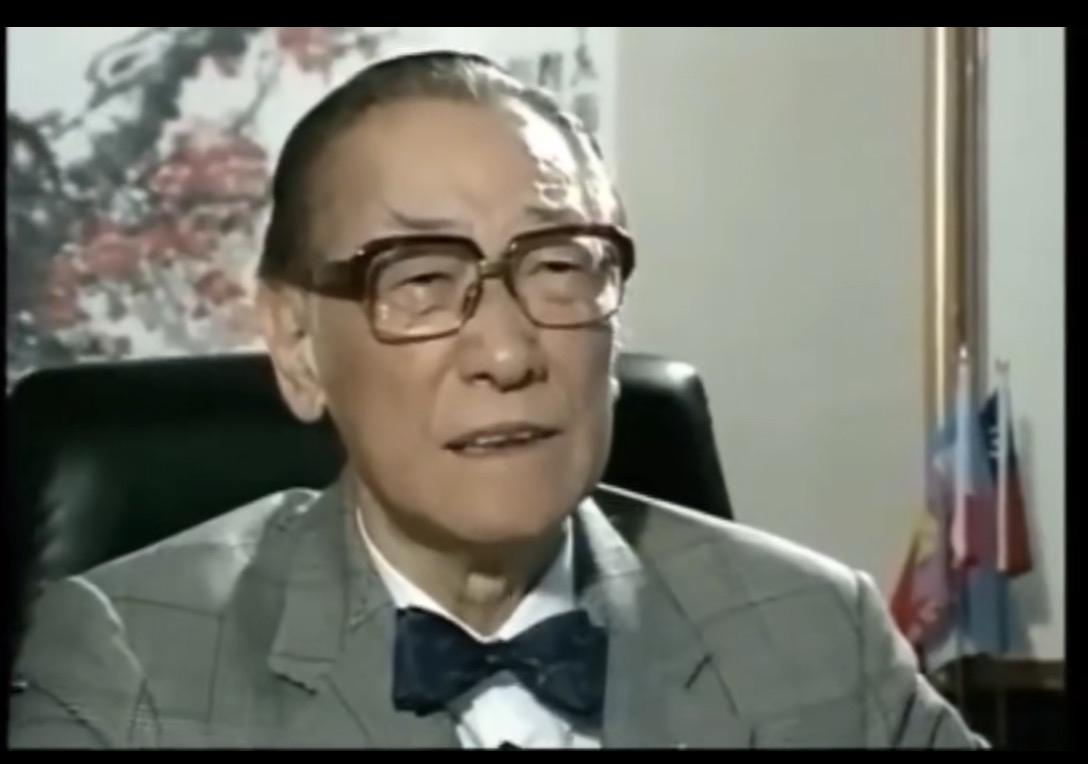 哈哈哈哈，实在太搞笑啦！蒋纬国晚年接受采访时透露，蒋介石晚年极为痛苦。据说他洗澡