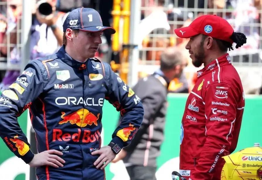 维斯塔潘盯着镜头说：“他明年会摧毁所有人。”而他说的是汉密尔顿。今年，汉