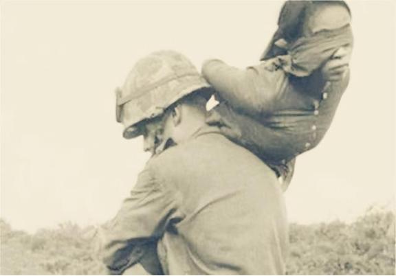 一名北越女兵被美军俘虏后，先是被蒙上双眼，然后这名美军士兵用力一甩，就把这名被俘