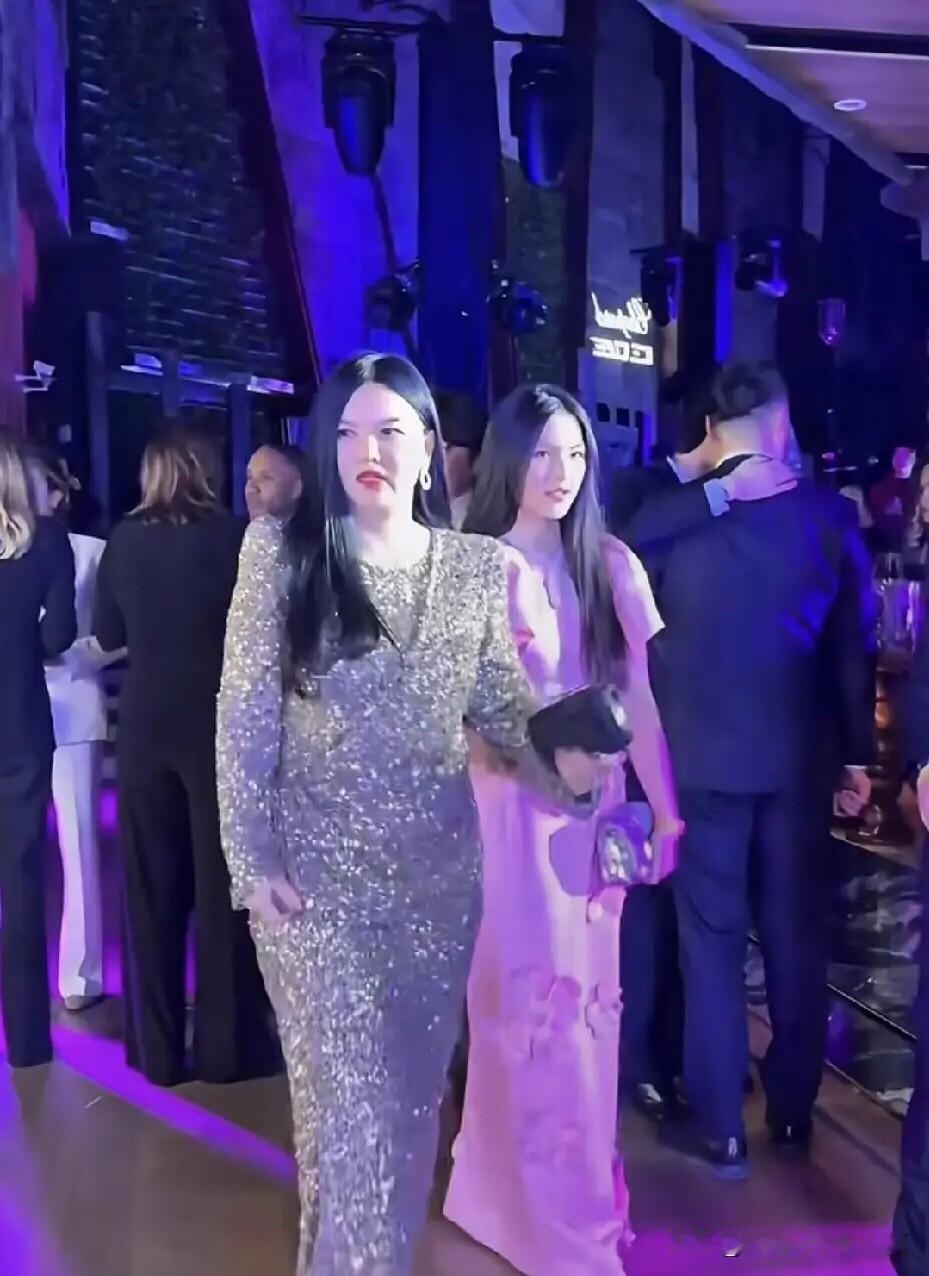 李湘这虎背熊腰，穿这样的礼服裙真的一点都不符合她的气质，留着几十年都不变的黑长直