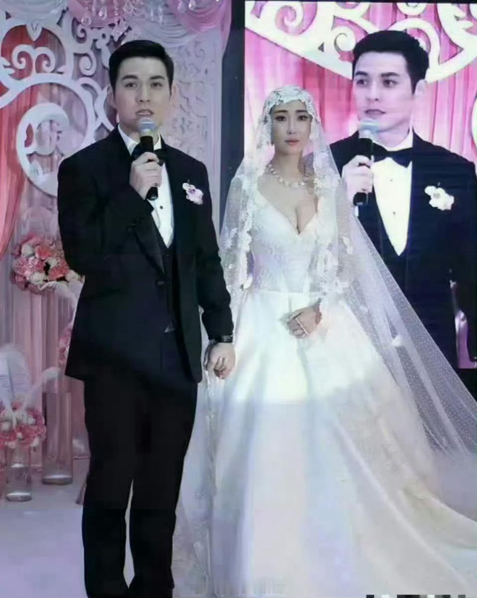 这婚纱确实是太尴尬了，毕竟那么多亲朋好友在现场