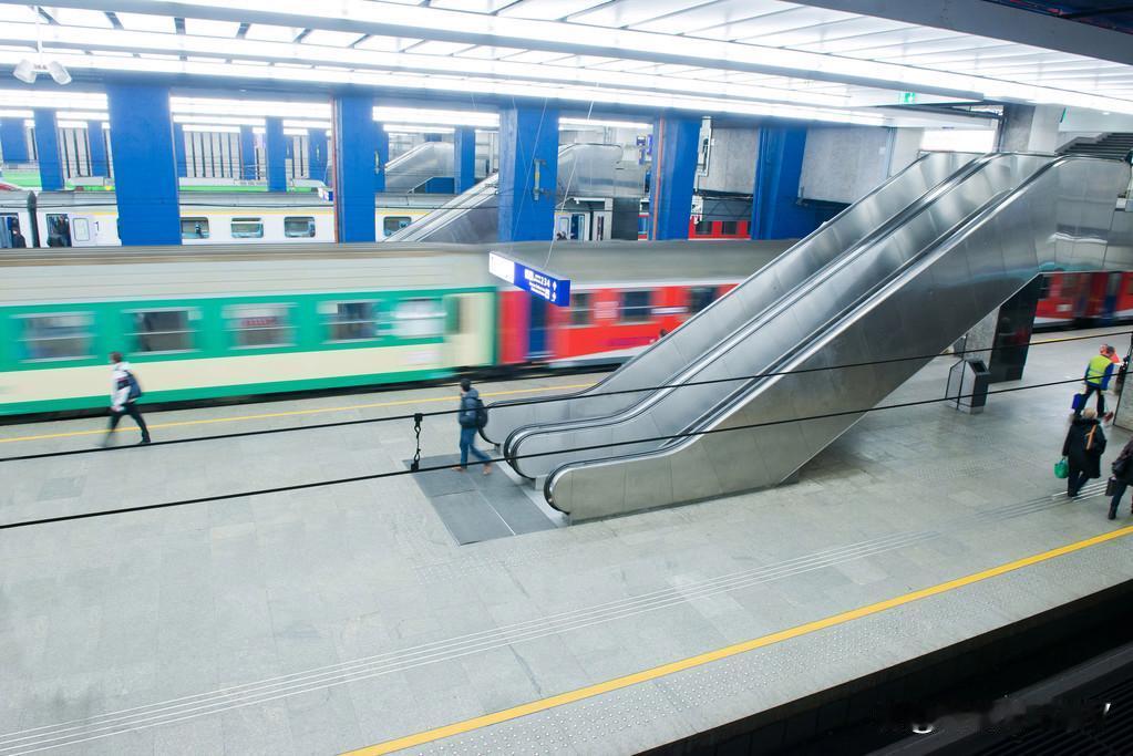 南充火车北站正在如火如荼地扩建和改造中，从外面看不到里面的详细情况。以前的南充