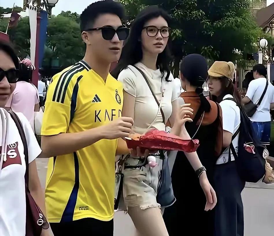 上海小姑娘，家里就她一个，爸做外贸妈当老师，奚梦瑶的命确实好聊到奚梦瑶，很多人