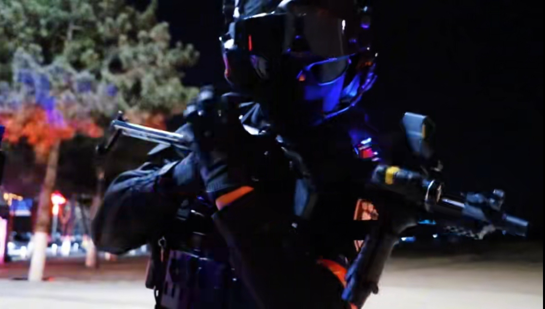 这是什么招式，女子马蚤啊，胸前横向抱枪姿态快速上膛。由于涉及枪口指向，国内极少用