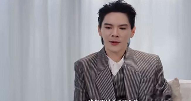 向佐说“我先不讲郭碧婷爱不爱我，她私底下还是非常非常保护我的。”易立竞问他“你