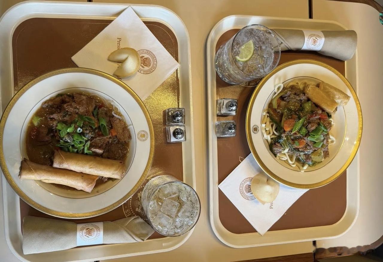 白宫官员发的“空军一号”上的餐食：老加州牛肉面(一份干拌、一份带汤)，春卷两根，