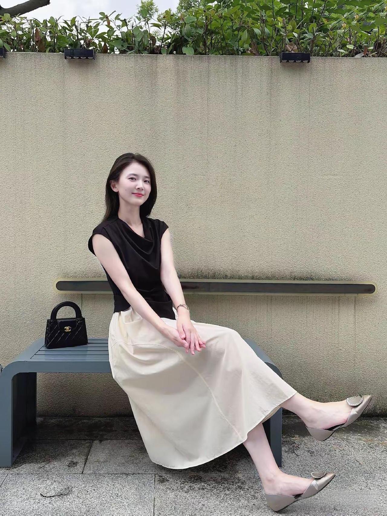 看这位气质型美女，我基本能猜出她大概是哪里人？观其相貌，这位女士长着鹅蛋柔脸，