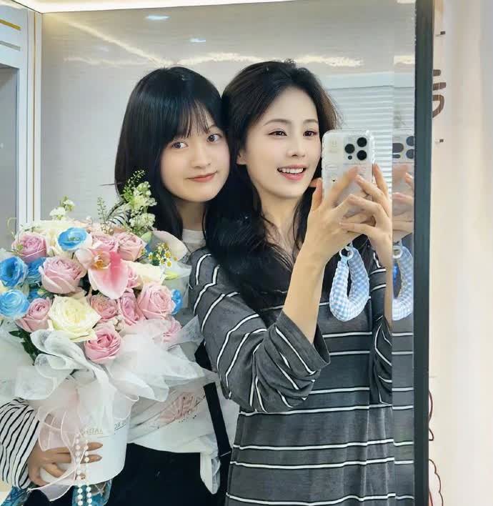 一觉醒来，全网最幸福的女孩出现了，她就是演员白鹿的闺蜜何菡丹。2