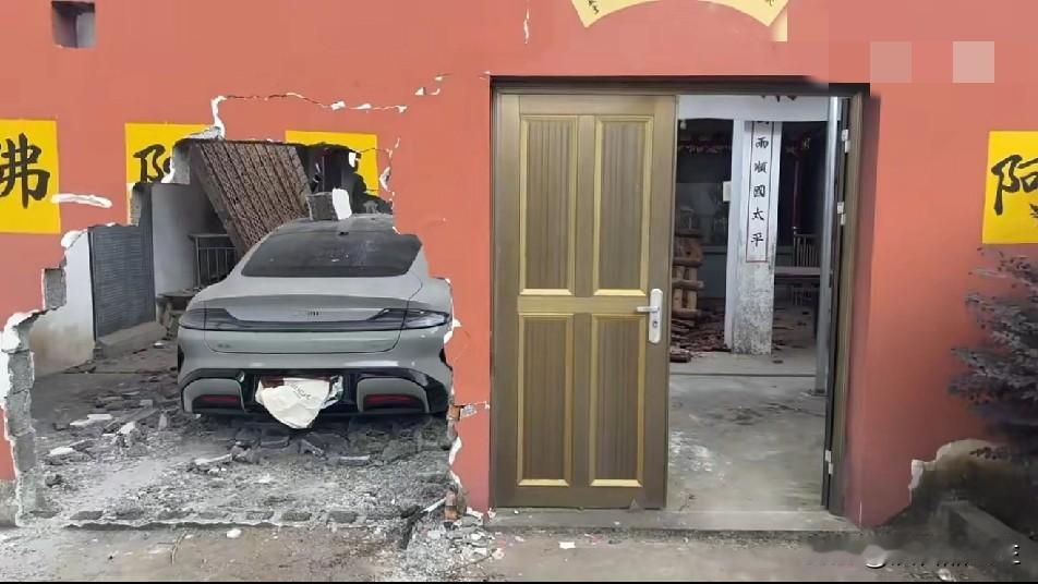 什么车这么牛，无边的佛法都镇不住它，硬生生的让它钻墙而入，这也太小看老佛爷的法力
