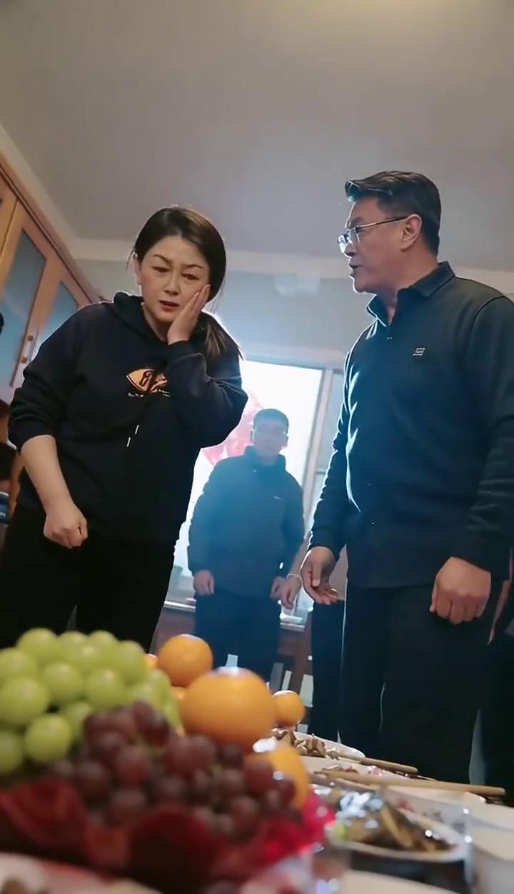 没大没小的东西敢顶嘴，我爸妈都没打过我。谁再动我一下试试。