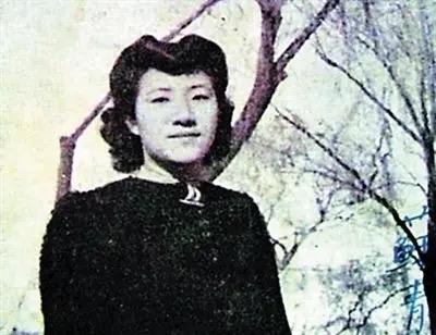 一位两性专家说：“男人喜欢一个女人，就会忍不住的去拥抱，亲吻。而女人喜欢一个男