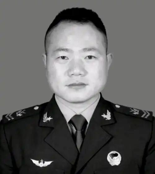 2021年，杭州一医院发生了催人泪下的一幕，36岁的军人王启鹏在医院做了最后一次