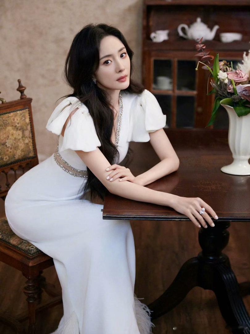 杨幂🦊杨幂凯度全球代言人那些结冰的湖面，表面会因为白天太阳的照射