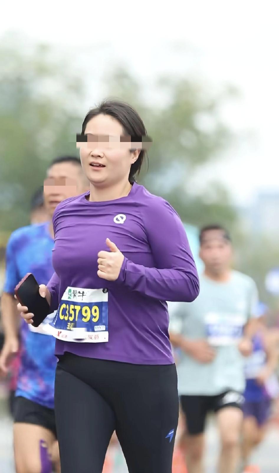 在26号结束的蒙牛成都马拉松,穿紫色衣的C35799女选手与B20164男选手疑