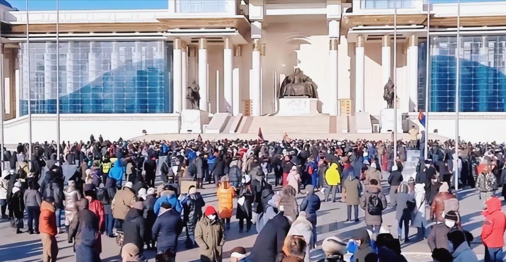 蒙古国应该感激中国，因为300万人口，是守不住156万国土的。蒙古国这片土地