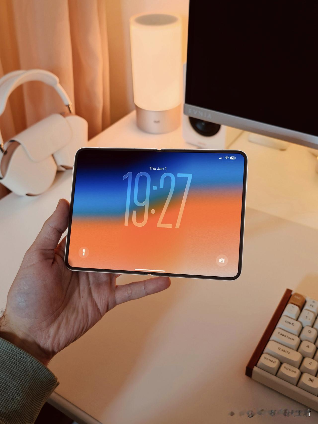 不管咋样，iPhone折叠屏的销量都是非常无敌的。前几天我说过不建议80%的人首