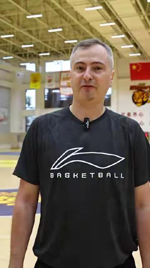 欧洲冠军教练也可以输顾全菜鸟教练[笑着哭]广东宏远俱乐部热身赛81：89输深圳马