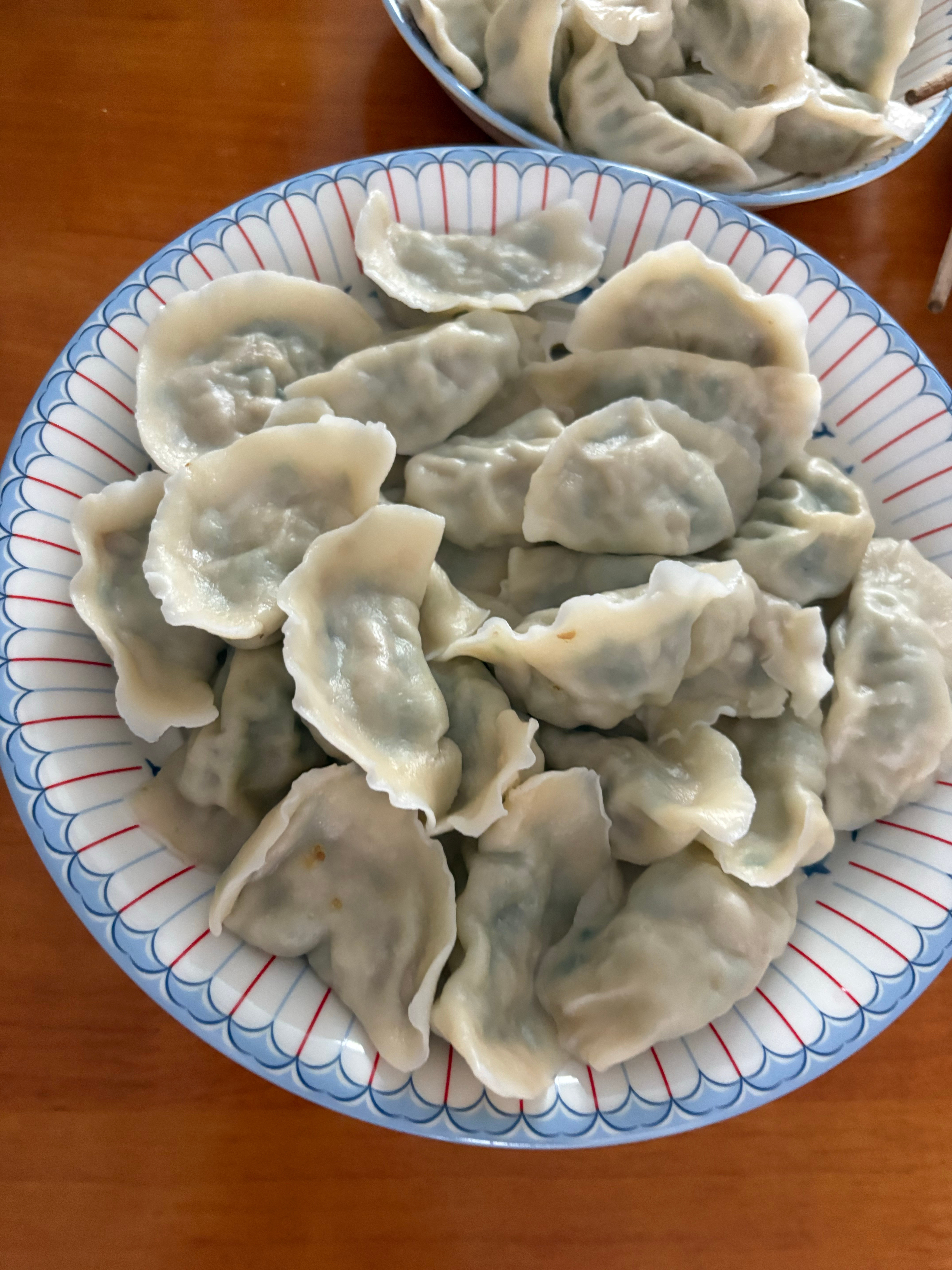 中午吃的饺子，剩了不少，晚上接着吃