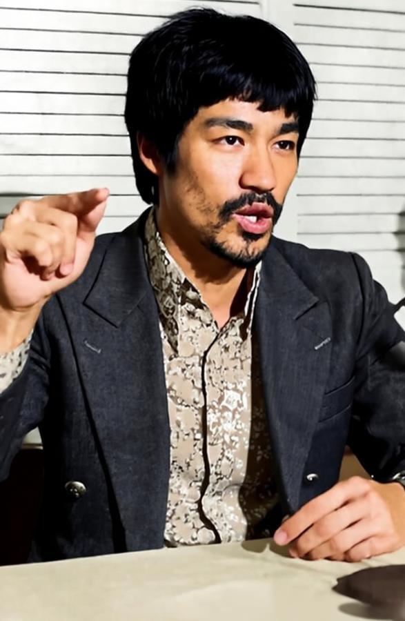 李小龙在在美国接受媒体采访的现场。李小龙当时不再和导演罗维合作，准备拍摄一部自