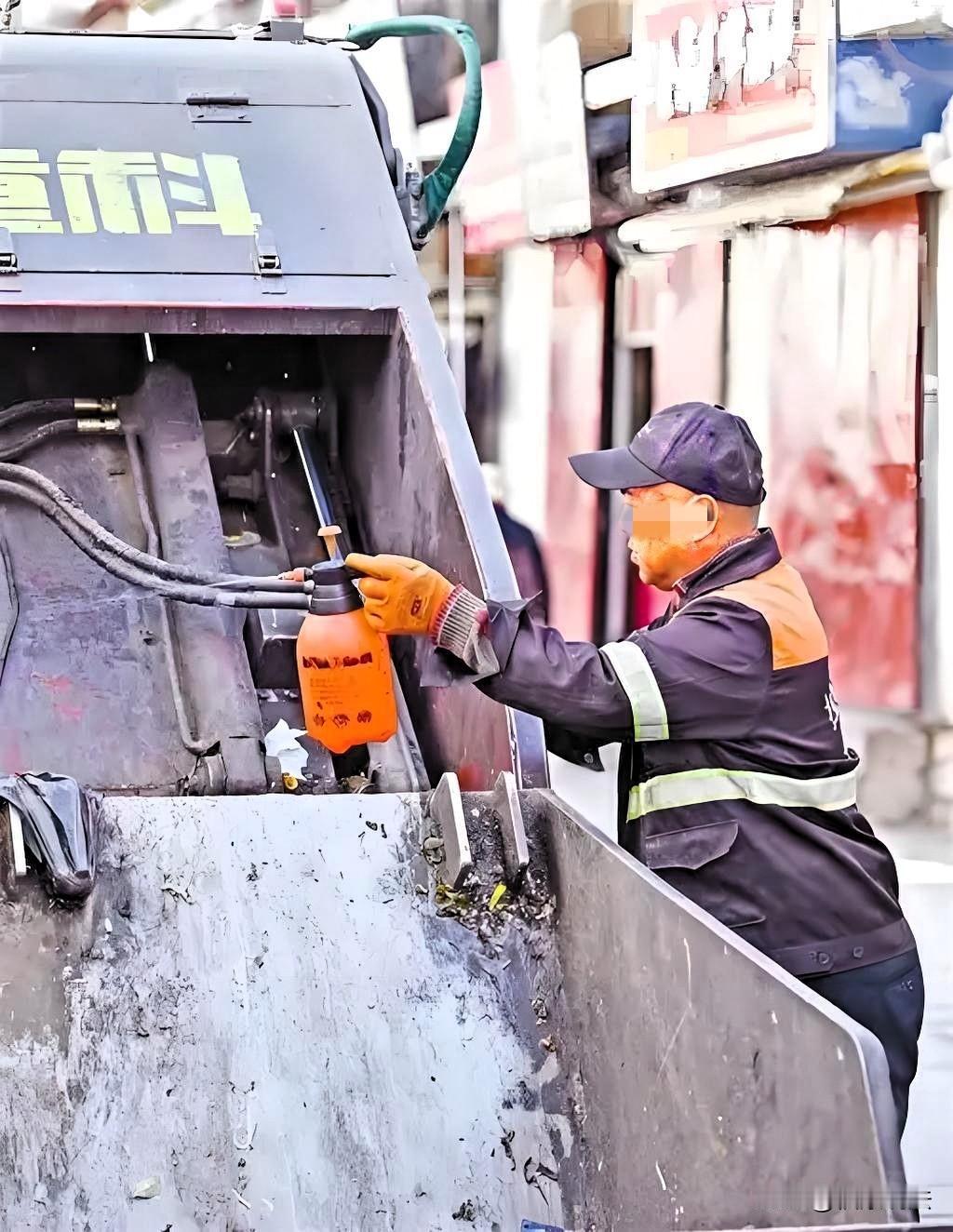 河南信阳，62岁男子是一名农民，为了养家糊口，找了一份保洁工作，清理垃圾时突然猝