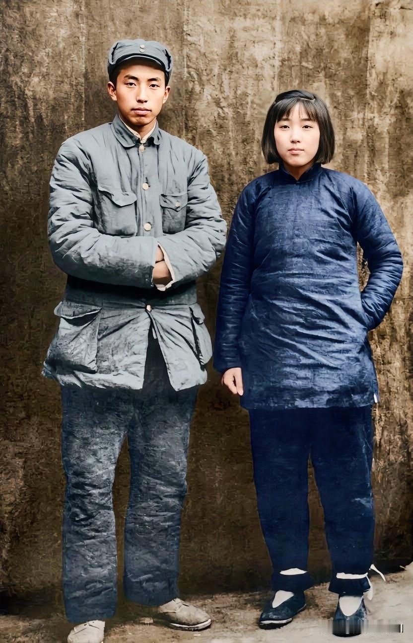 这张照片是1949年2月，28岁的华国锋与18岁的韩芝俊在山西盂县拍下的新婚合影