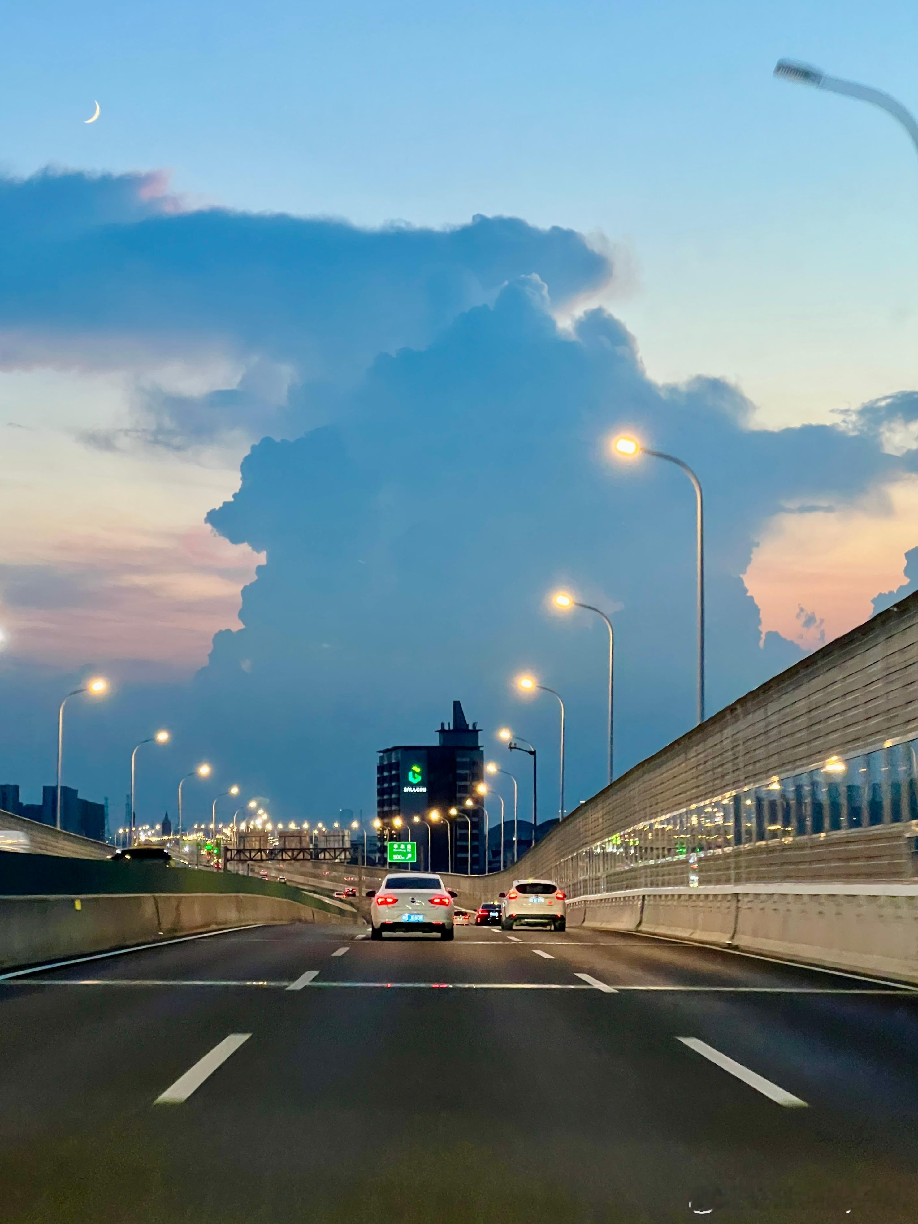 同样的路，下班路上的风景，确实好看一点​​​