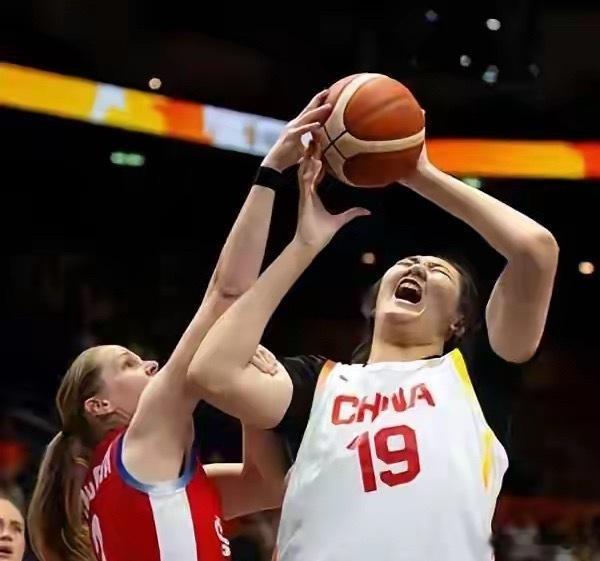 中国篮球遭到亚篮联全面打压。中国女篮负韩国女篮，剩9.1秒，中国女篮落后一分，王思雨战术犯规，意在送