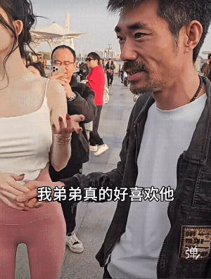 不知道有没有人发现其实他的眼睛比较清澈很有神的！[赞][大笑][玫瑰]