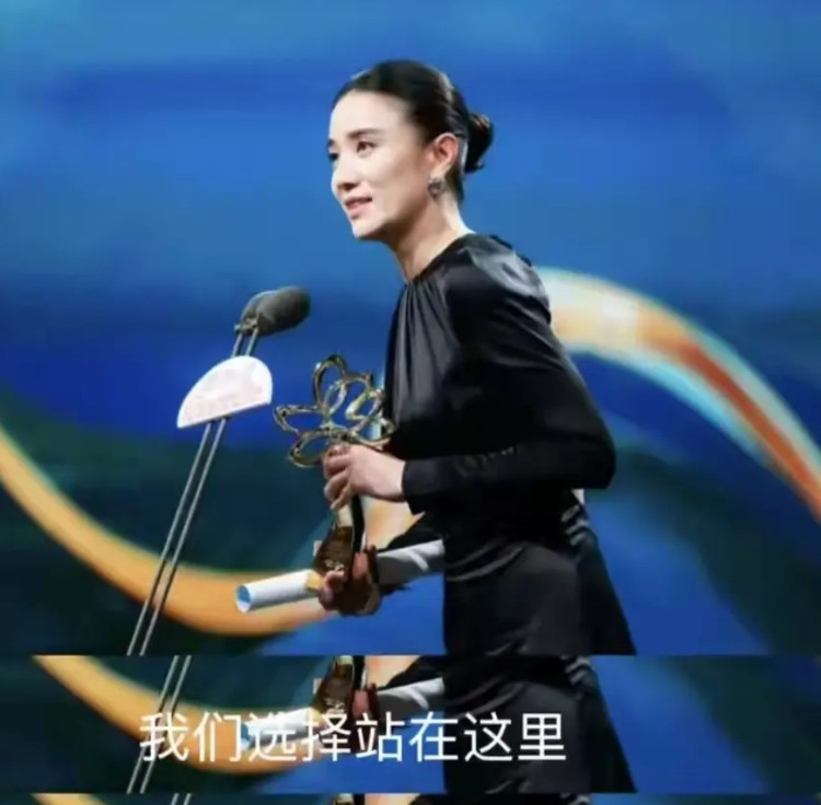 从今以后，不要再叫她“小宋佳”，请叫她宋佳。过去，之所以叫她“小宋佳”，是因为