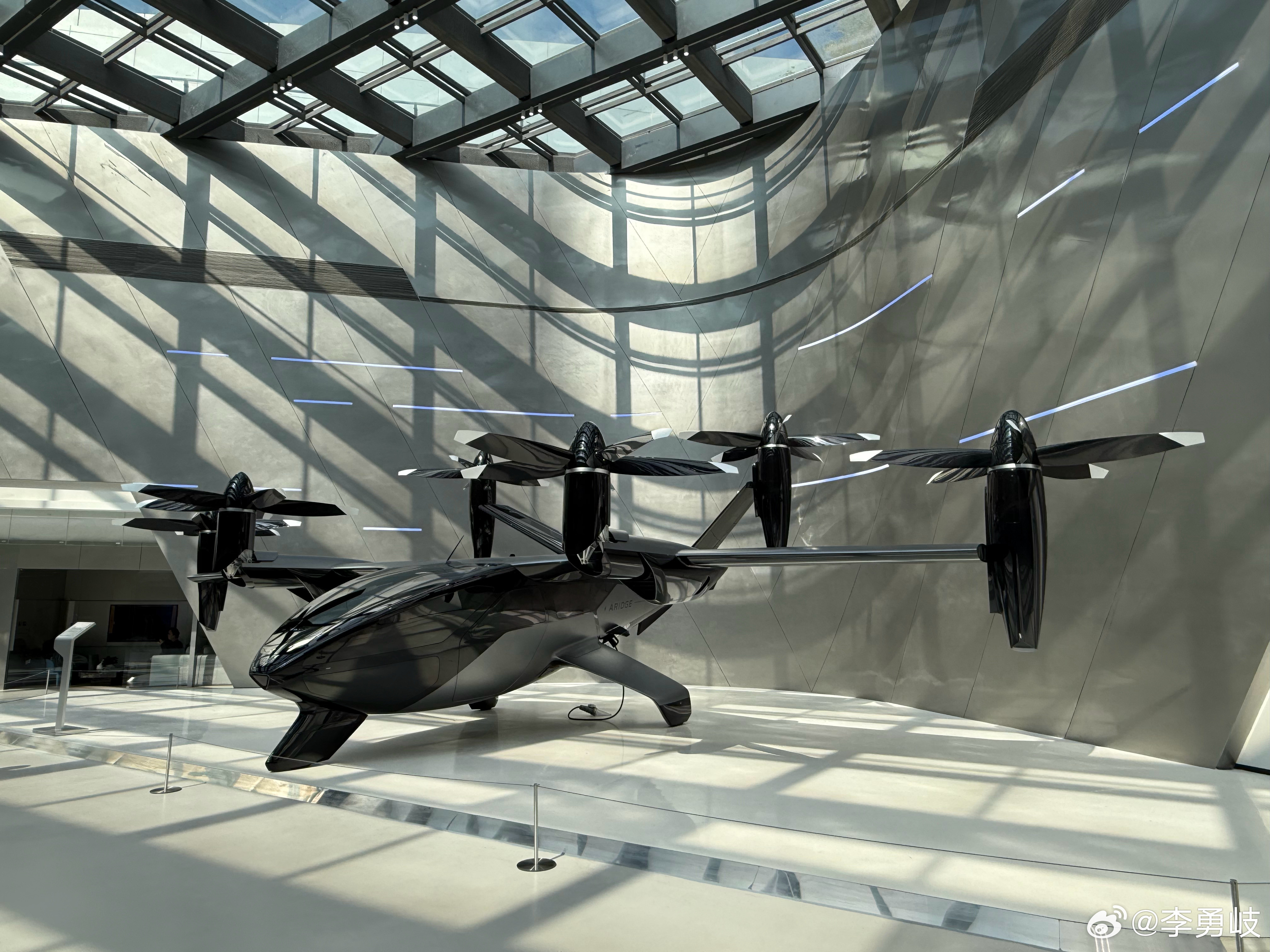 陆地航母量产在即！小鹏全倾转混电飞行汽车「A868」进入试飞阶段11月5日，在小