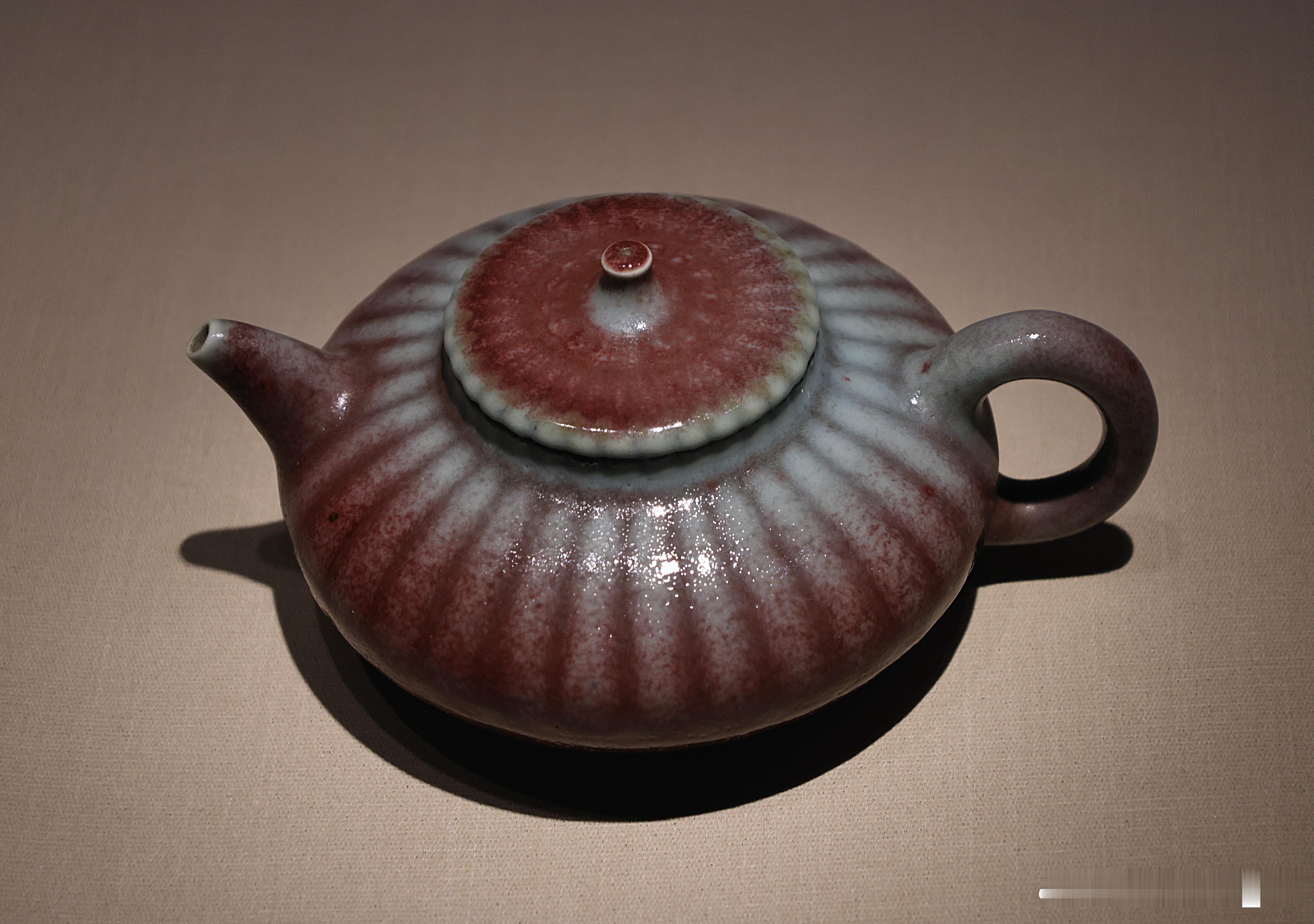 窑变釉菊瓣扁壶清雍正（公元1723-1735年）故宫博物院藏壶高8.2厘米，