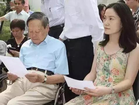 41岁的翁帆曾含泪谈及当年选择：面对外界不解的目光，她以青春年华嫁给耄耋之年的杨
